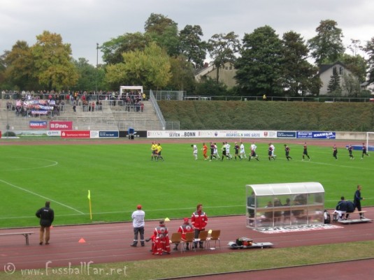 04.10.09 Bonner SC : Waldhof Mannheim - Einlauf der Mannschaften