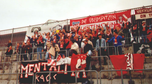 alle heben die Hnde zum Einklatschen
