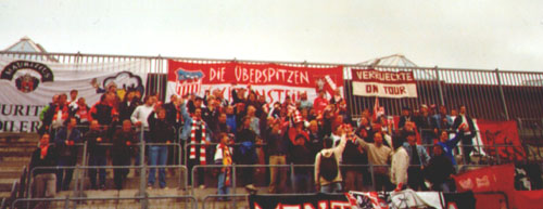 Schalparade - Schals gerollt hochgehalten